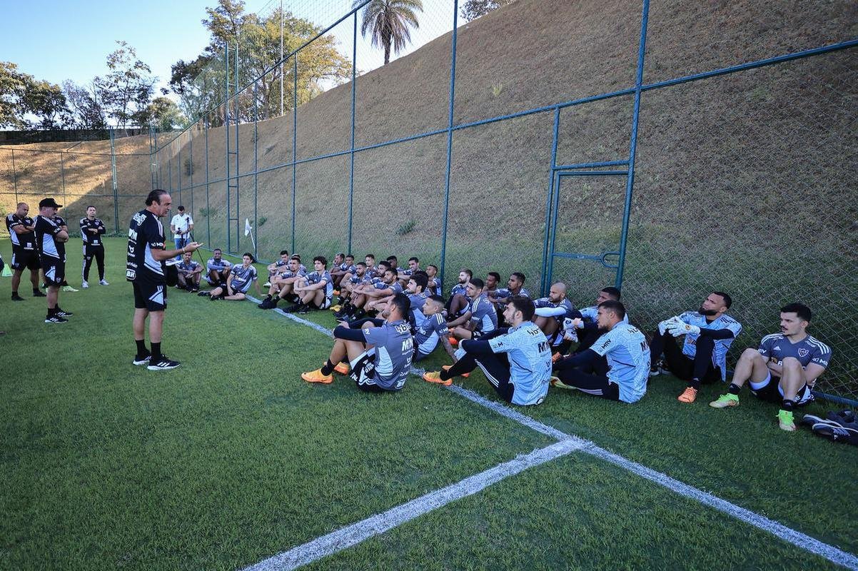 Nesta tera-feira (26), Cuca foi apresentado como treinador do Atltico - pela terceira vez na carreira. Primeiro, foi saudado pelo diretor de futebol Rodrigo Caetano e concedeu entrevista coletiva na sala de imprensa da Cidade do Galo. Depois, comandou o primeiro treino com o elenco no CT, j pensando no confronto contra o Internacional, pelo Campeonato Brasileiro.
