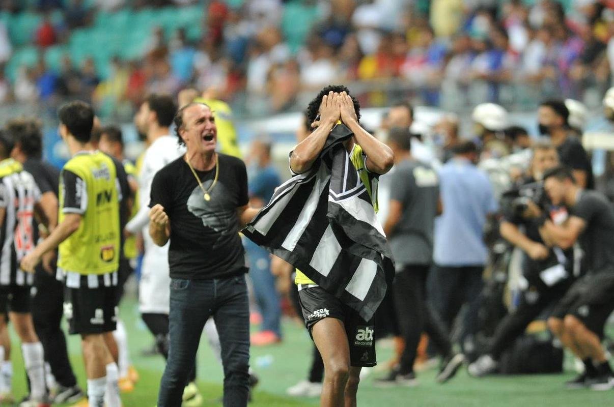 Fotos da festa do Atltico na Fonte Nova, em Salvador, com a vitria por 3 a 2 sobre o Bahia, de virada. Galo chega ao bicampeonato brasileiro aps 50 anos.