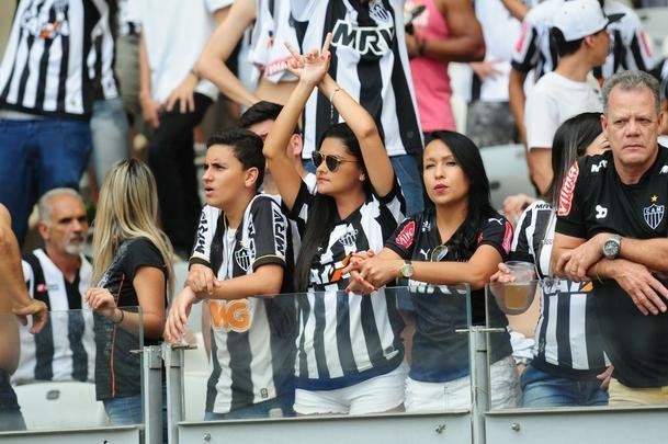 Fotos das torcidas de Cruzeiro e Atltico no Mineiro