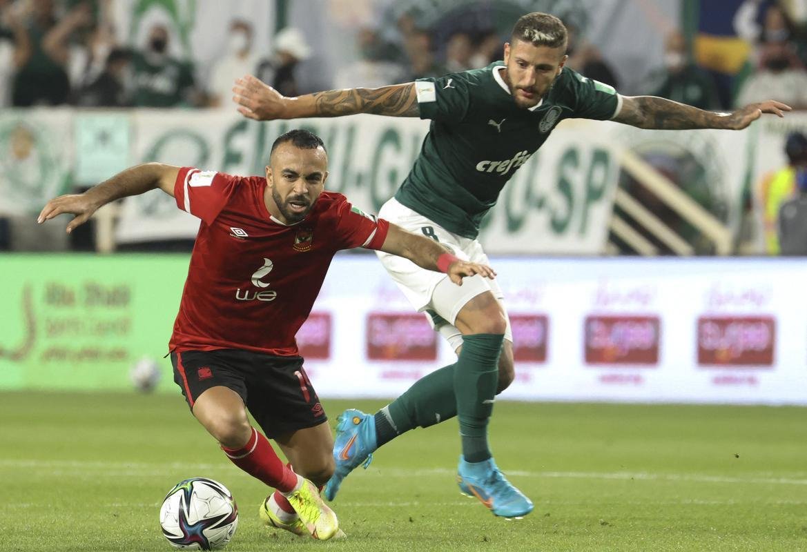 O Palmeiras derrotou, nesta tera-feira (8), o Al Ahly, do Egito, por 2 a 1, no Estdio Al Nahyan, e garantiu vaga na do Mundial de Clubes. Em Abu Dhabi, nos Emirados rabes, Raphael Veiga e Dudu deram show, cada um com um gol e uma assistncia.