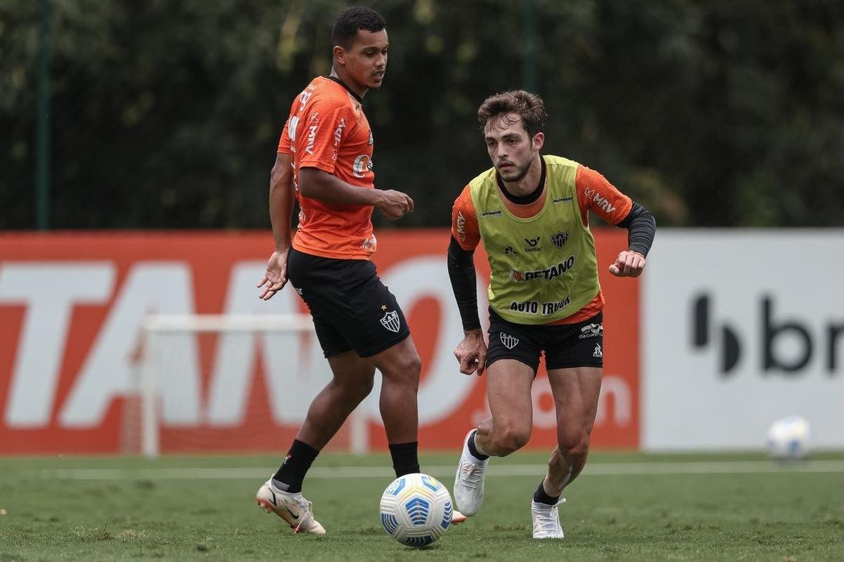 Aps a vitria por 2 a 1 sobre o Cuiab, neste domingo (24), pelo Campeonato Brasileiro, o elenco do Atltico se reapresentou e treinou na tarde desta segunda-feira (25), na Cidade do Galo, em Vespasiano. As atividades visaram o duelo de volta da semifinal da Copa do Brasil, contra o Fortaleza, que ocorrer na quarta-feira (27). Por ter vencido o jogo de ida por 4 a 0, no Mineiro, o Galo tem vaga encaminhada na deciso do principal torneio mata-mata do pas.