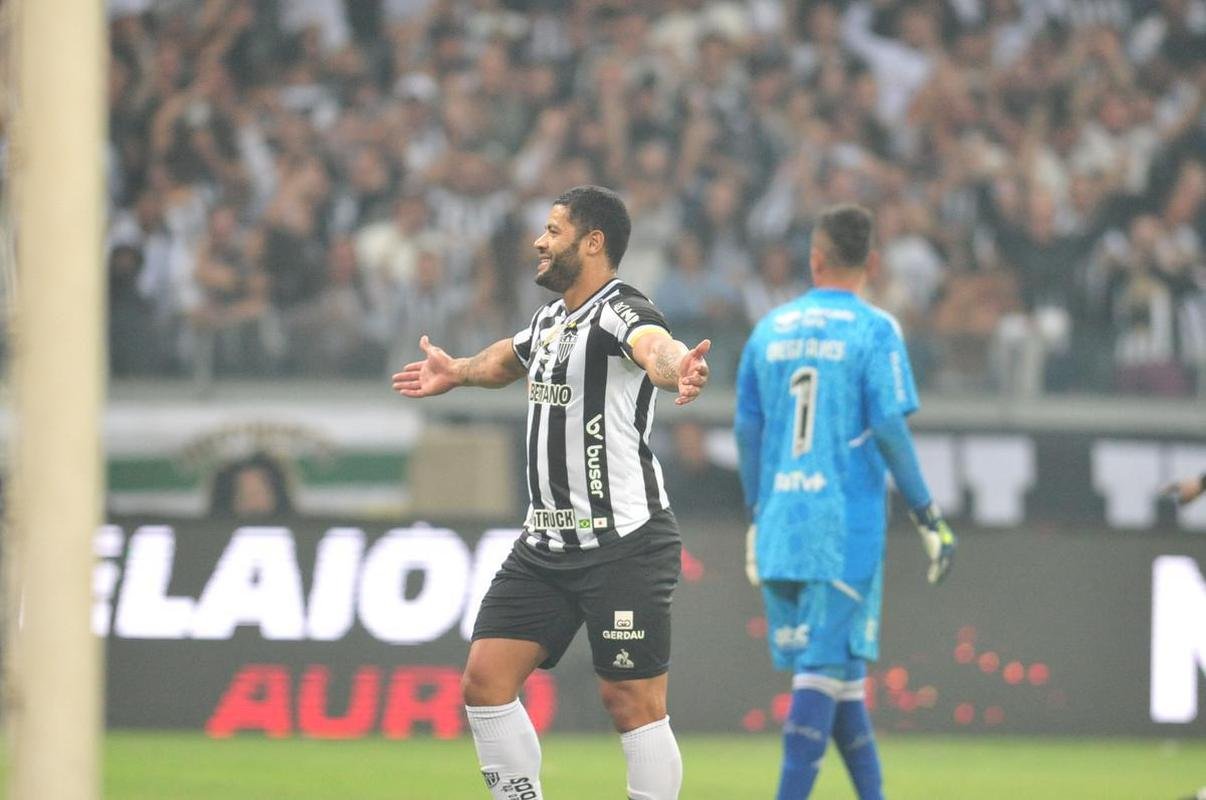 Hulk abriu o placar para o Galo com um golao: 1 a 0 Atltico