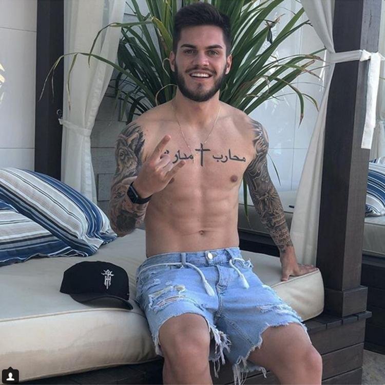 O meia Nathan, do Atltico, curte os primeiros dias de frias em Itapema-SC