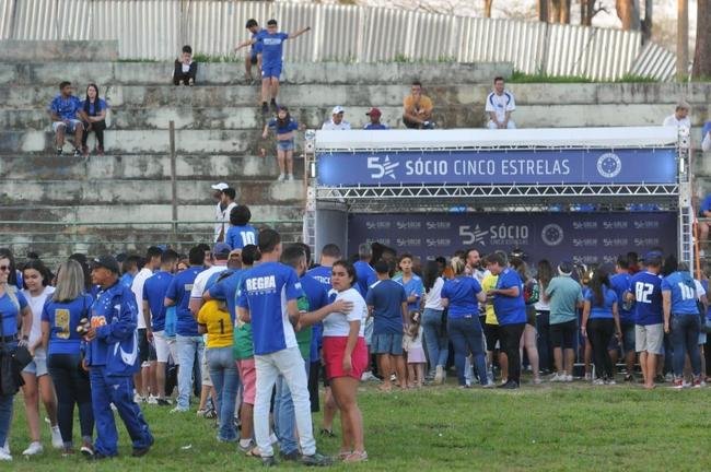 Caravana do Cruzeiro em Conselheiro Lafaiete, com a presena de Ronaldo Fenmeno. Milhares de torcedores cruzeirenses compareceram ao Parque de Exposies Tancredo Neves para prestigiar o evento oficial do clube