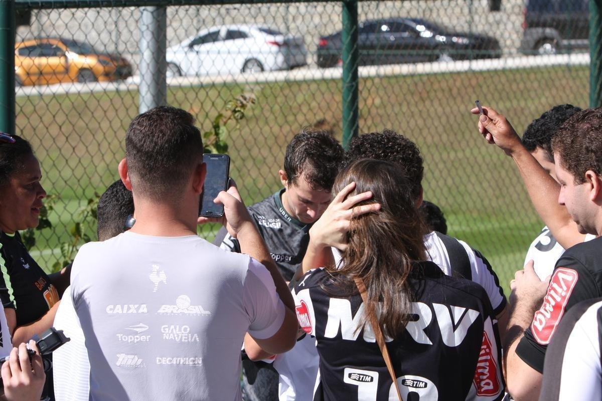 Na Cidade do Galo para tratamento de leso, Bernard, ex-jogador do Atltico e atualmente sem clube, foi a campo e atendeu torcedores 