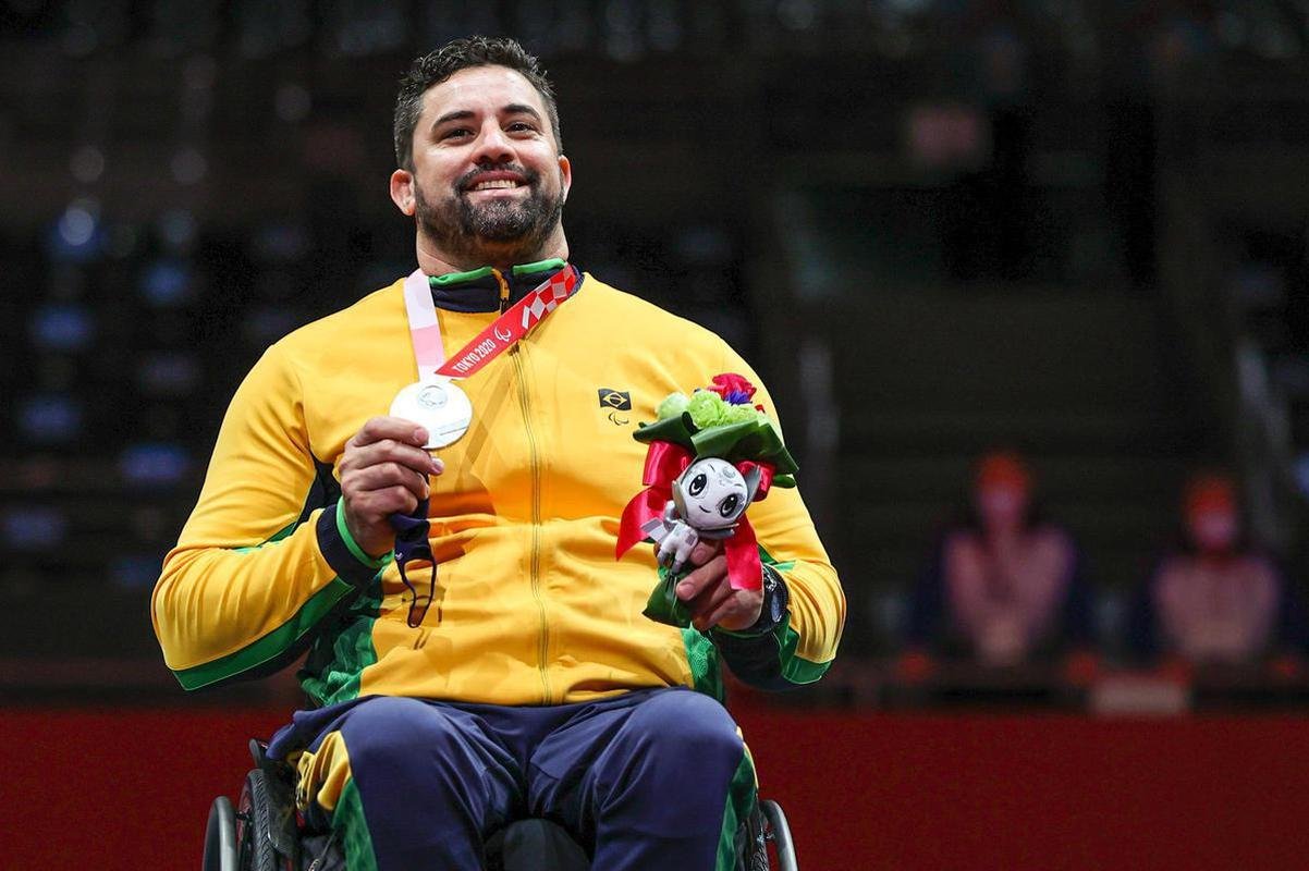 Jovane Guissone conquistou a prata na esgrima em cadeira de rodas em Tquio