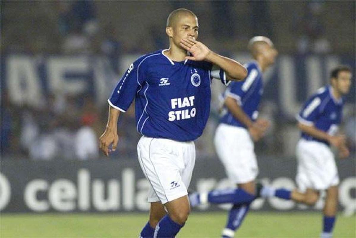Em 2003, Cruzeiro foi campeo brasileiro com um uniforme em que o escudo 