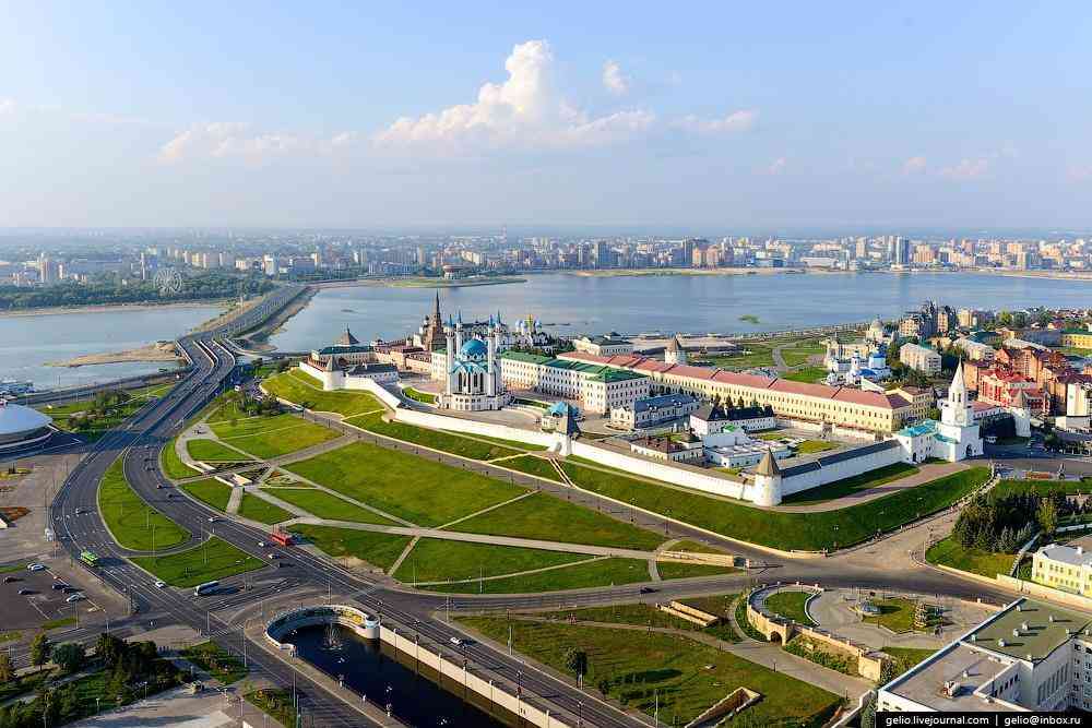 Kazan  - Uma das mais antigas cidades russas (1 mil anos em 2005), onde Lenin estudou  Direito, no encontro dos dois rios Volga e Kazanka. A capital da Repblica do Tartaristo, de maioria muulmana,  referncia em multiculturalismo. Concentra 30 centros universitrios. O Kremlin de Kazan, do sculo 16,  uma de suas joias arquitetnicas, patrimnio da humanidade