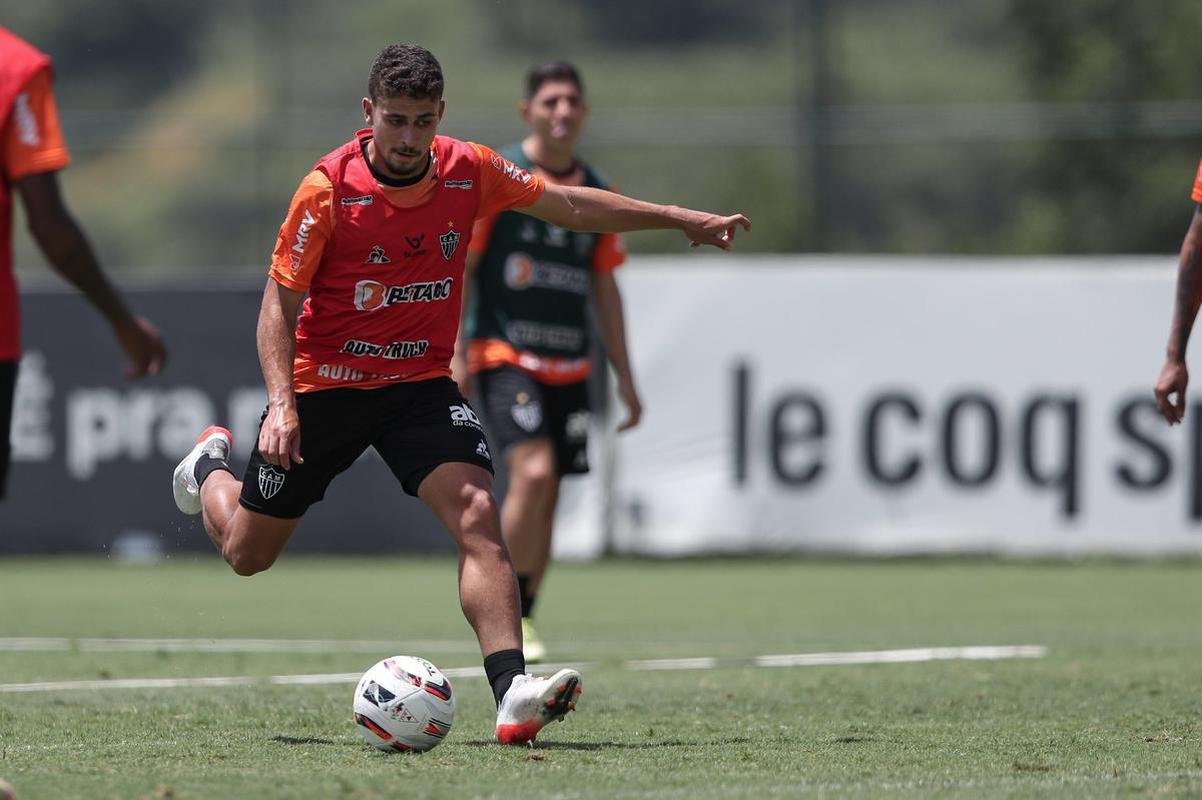 Com seriedade, mas tambm descontrao, o Atltico treinou sob sol forte na manh desta sexta-feira (21), na Cidade do Galo, em Vespasiano. Este foi o quinto dia de pr-temporada para o clube mineiro em 2022, sob o comando do tcnico argentino Antonio 'El Turco' Mohamed. Novas baixas, o volante Allan e o atacante Keno testaram positivo para COVID-19 e no participaram das atividades (ambos cumprem perodo de sete dias de isolamento social).