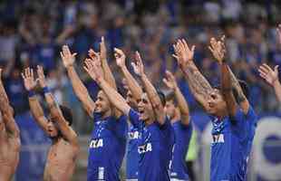 Aliviados com a classificao, jogadores do Cruzeiro fizeram festa com a torcida, no Mineiro