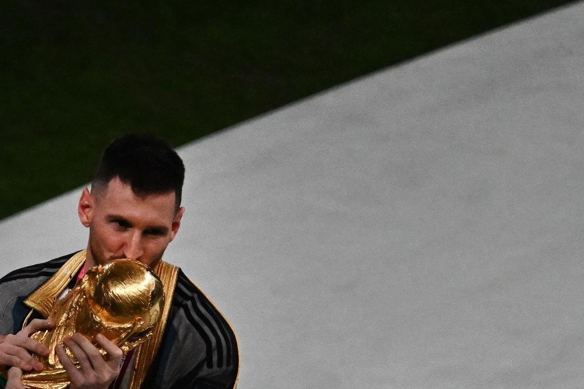 Messi ergue a taa de campeo da Copa do Mundo! Festa da Argentina no Estdio Icnico de Lusail, no Catar, com o tricampeonato mundial