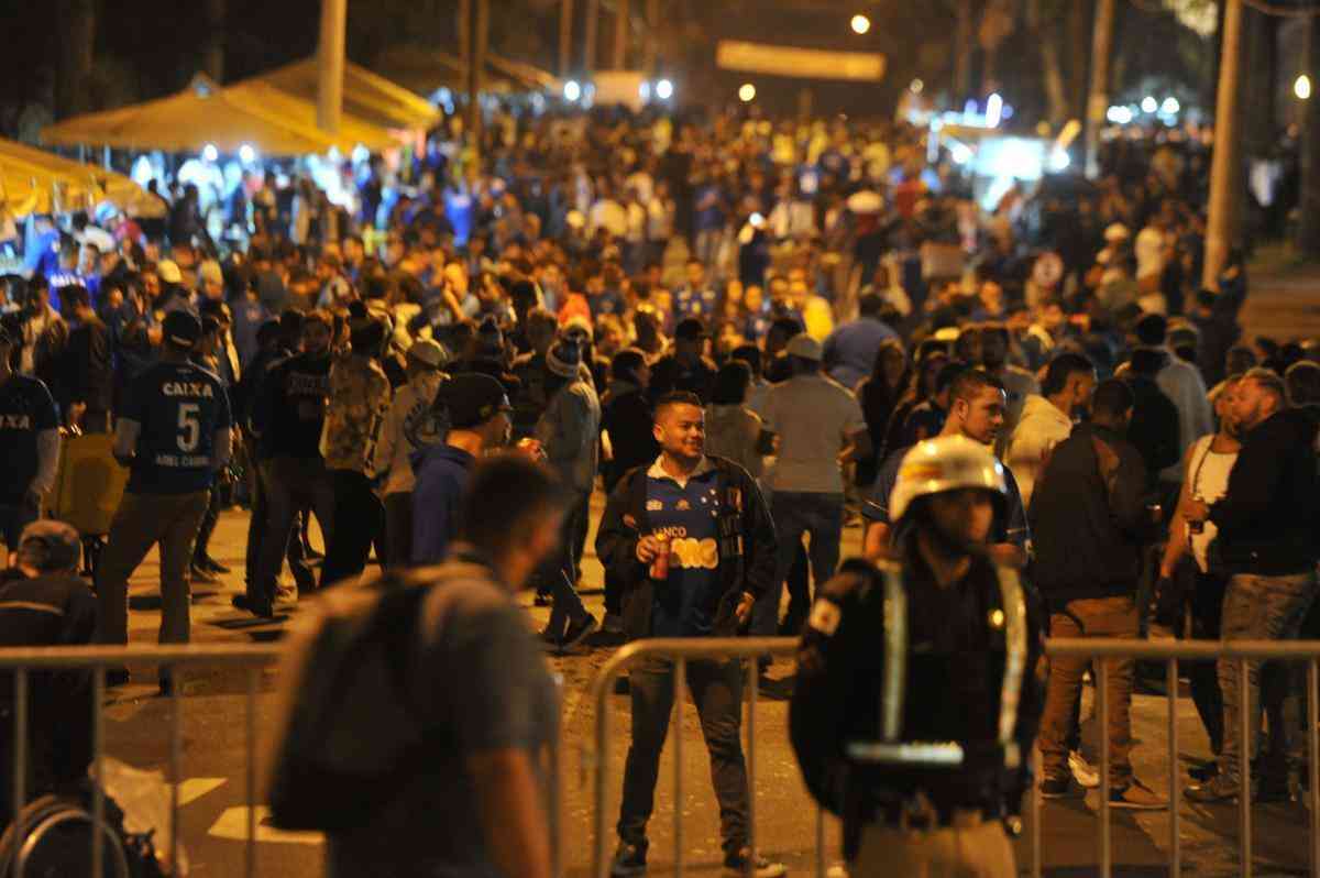 Torcida do Cruzeiro encarou frio e crise de abastecimento para apoiar o time contra o Palmeiras, no Mineiro