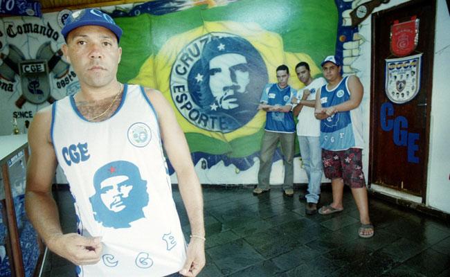 Xar, da torcida Mafia Azul, que estampou bandeira com rosto de Che Guevara em 2003