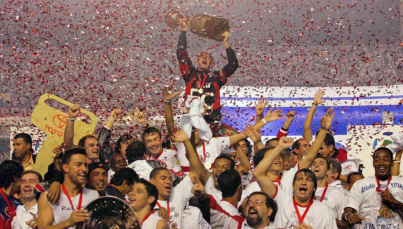 O So Paulo foi  final da Libertadores seis vezes, nos anos de 1974, 1992, 1993, 1994, 2005 e 2006. O clube levantou a taa em 1992, sobre o Newell's Old Boys-ARG; em 1993, sobre o Universidad Catlica-CHI; e em 2005, sobre o Athletico-PR.