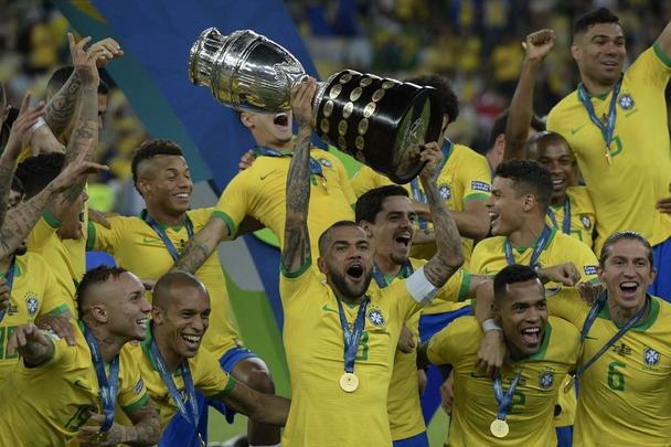 Seleção Brasileira derrota Peru por 3 a 1, conquista Copa América e ergue a taça no Maracanã; veja as fotos da festa do Brasil