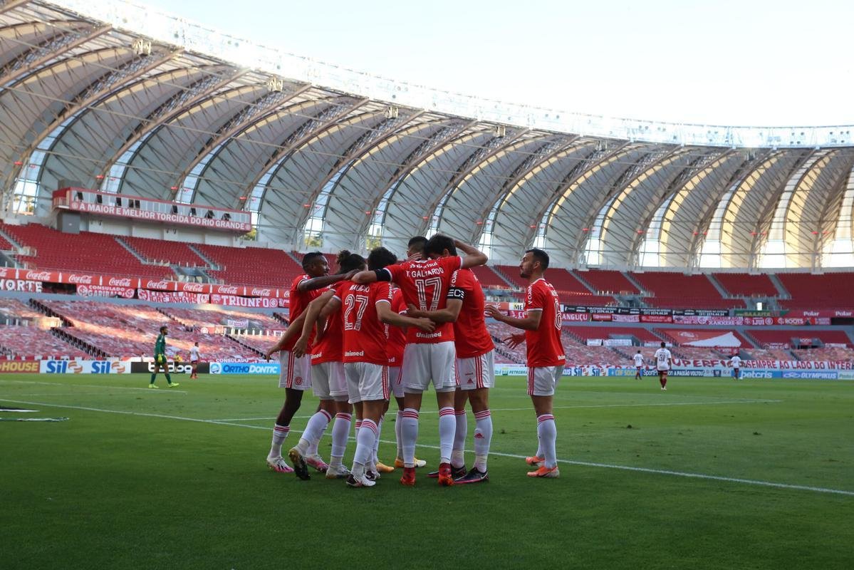 12 lugar - Internacional - 2 vitrias, 3 empates e 1 derrota (9 pontos e 2 gols de saldo)