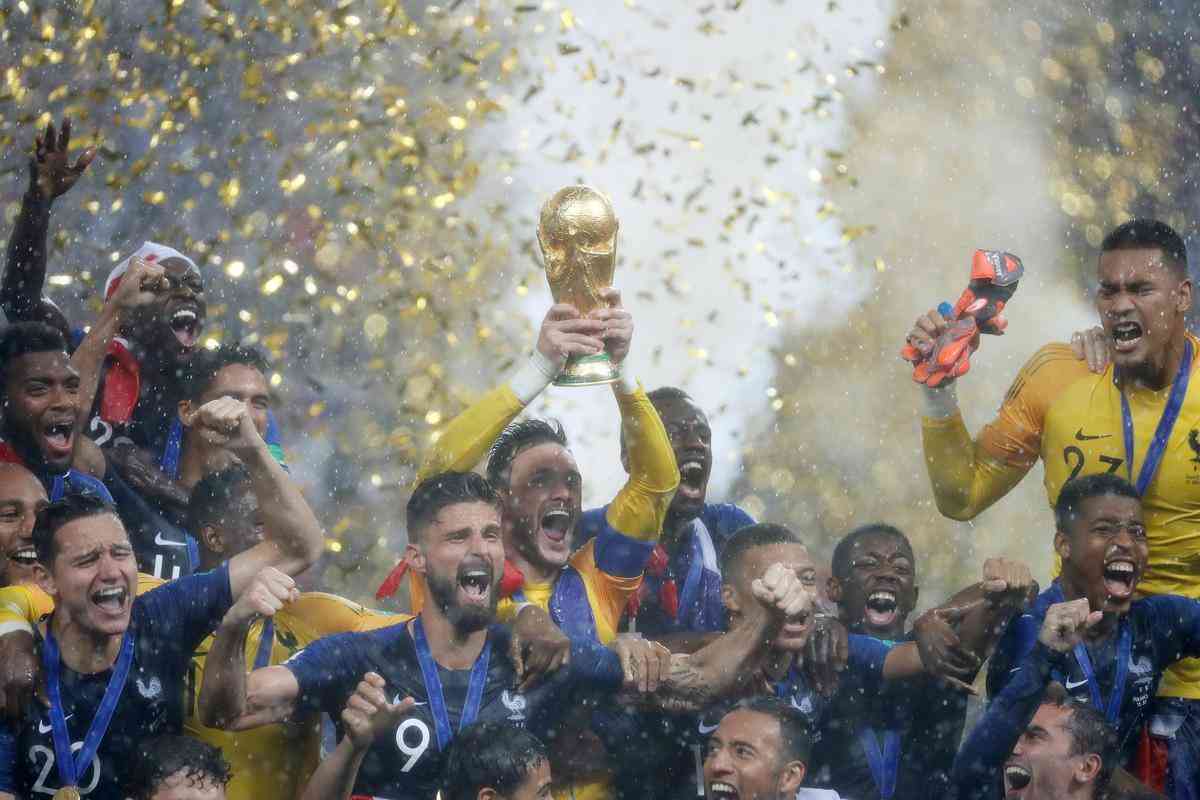 Delegao da Frana faz a festa para erguer taa de campe da Copa do Mundo