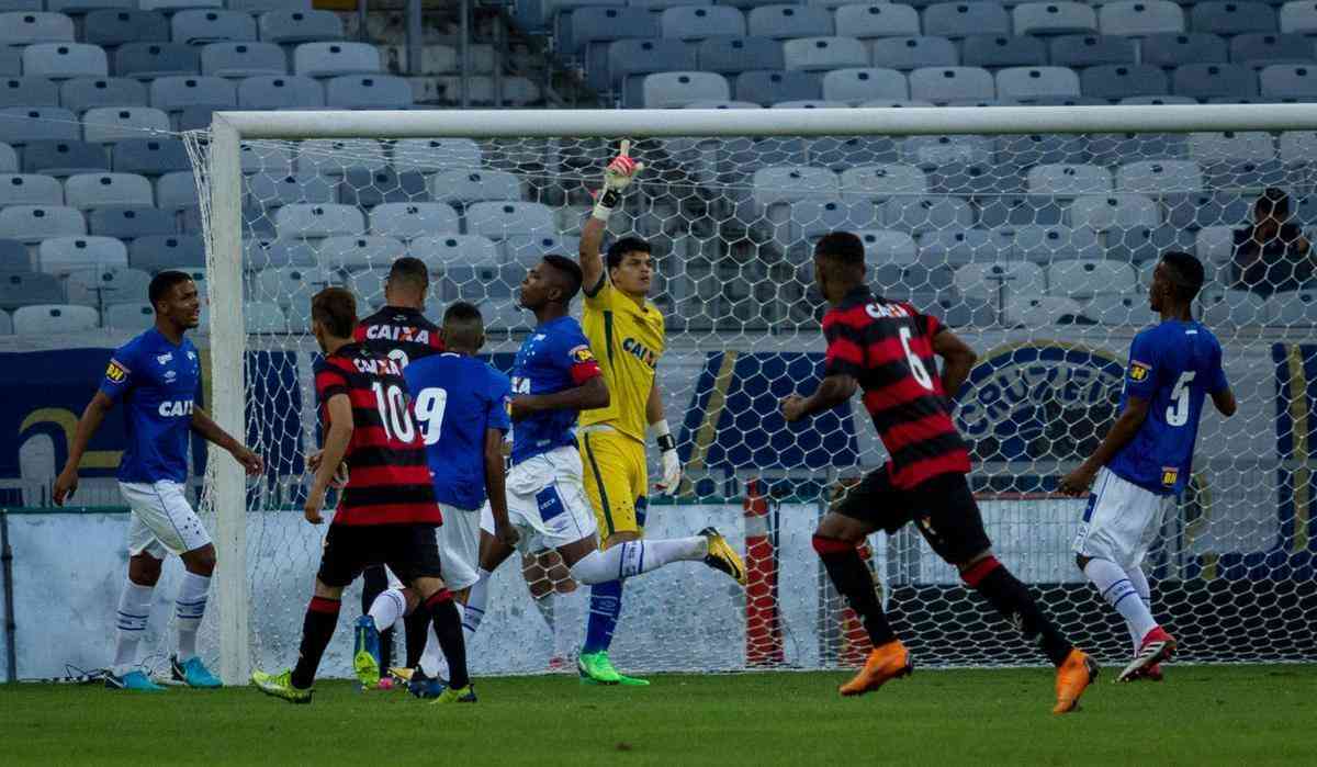 Pelo Brasileiro Sub-20, Cruzeiro derrotou Vitria por 1 a 0, no Mineiro, com gol de Ronaldo