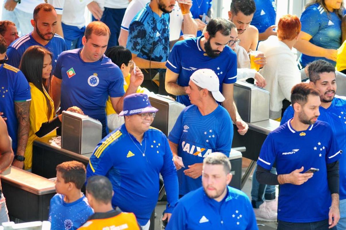 Fotos da torcida do Cruzeiro no jogo contra o Sampaio Corrêa