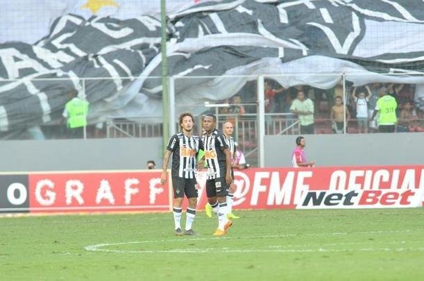 Elias abriu o placar para o Atltico aos 29 minutos do primeiro tempo