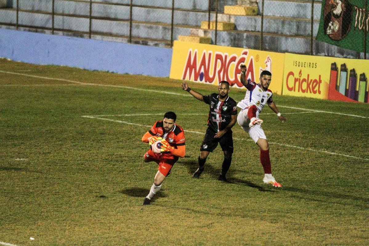 Jogando em casa, o Salgueiro foi melhor e imps o placar de 3 a 0 sobre o Afogados, confirmando a sua terceira deciso de ttulo do Campeonato Pernambucano, segunda contra o Santa Cruz.