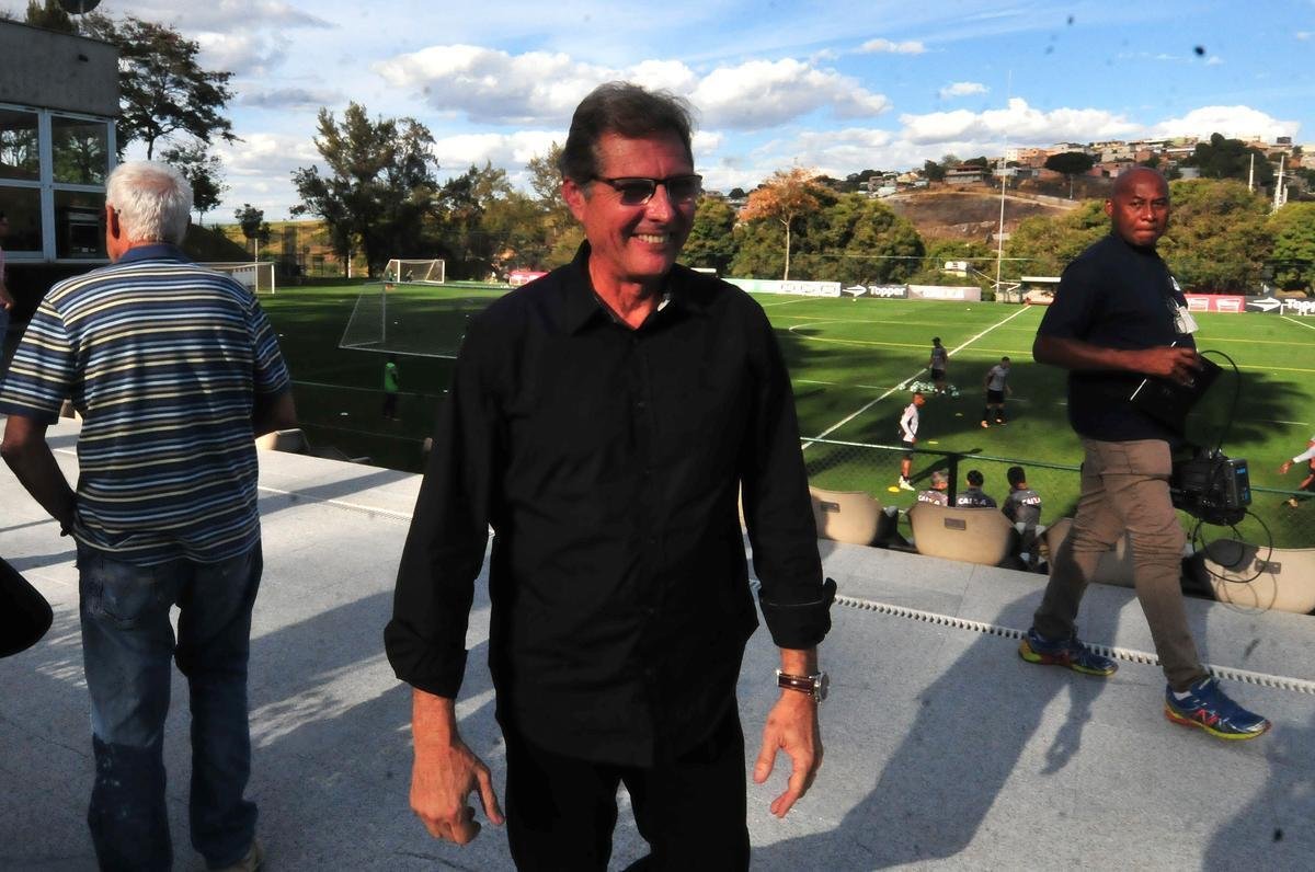 O tcnico Oswaldo de Oliveira foi apresentado na tarde desta tera-feira e, em seguida, comandou treino na Cidade do Galo