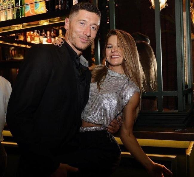 Lewandowski, do Barcelona, e a esposa
