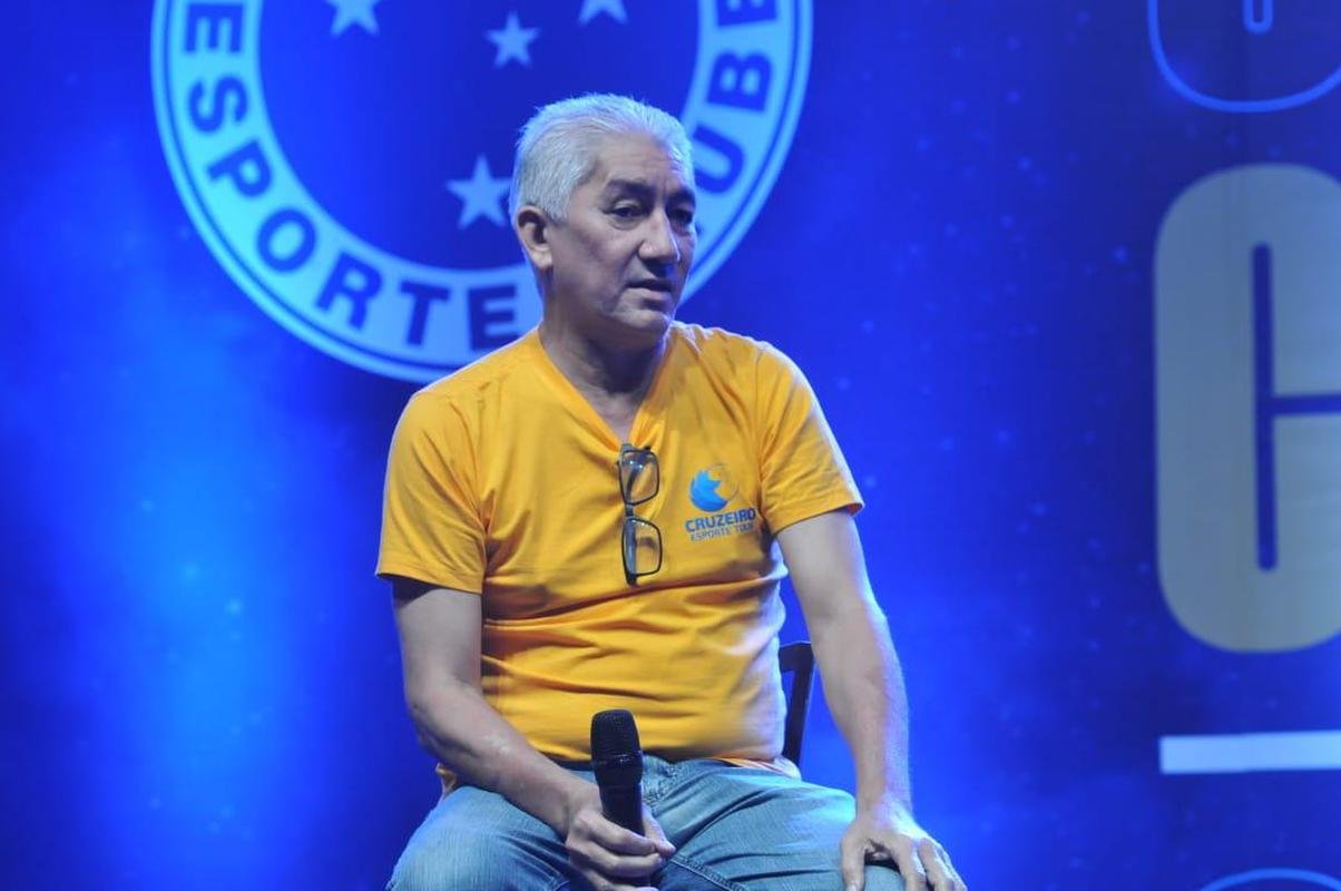 Nonato e Leandro, ex-laterais do clube, durante papo com o pblico de Conselheiro Lafaiete na Caravana do Cruzeiro