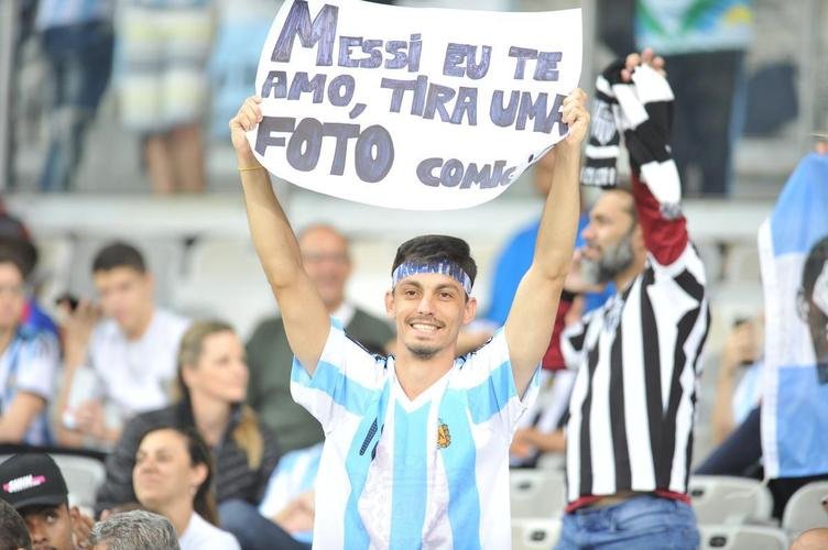 Torcedores na partida entre Argentina e Paraguai, no Mineiro, pela Copa Amrica