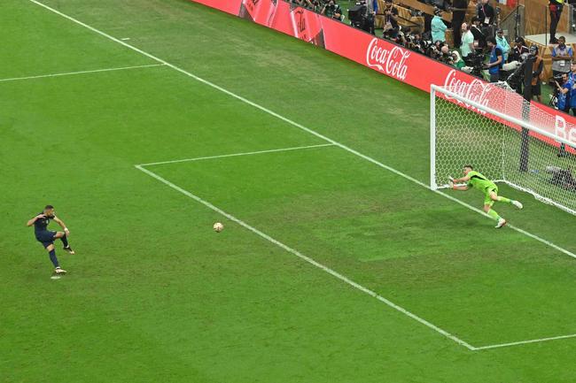 Mbapp faz o primeiro gol da Frana na final contra a Argentina e reduz vantagem do rival para 2 a 1. O francs cobrou pnalti cometido por Otamendi