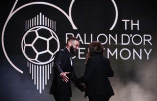 Karim Benzema recebe prmio Bola de Ouro, da Revista France Football, como melhor do mundo na temporada 2021/22. 