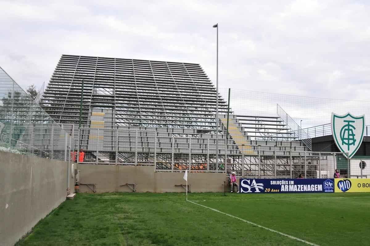 Fotos das obras de instalao de arquibancadas mveis no estdio Independncia