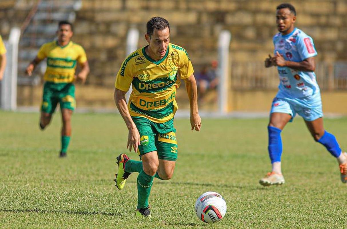 3 Cuiab - 19 jogos, com 15 vitrias, 2 empates e 2 derrotas (82,4% de aproveitamento)