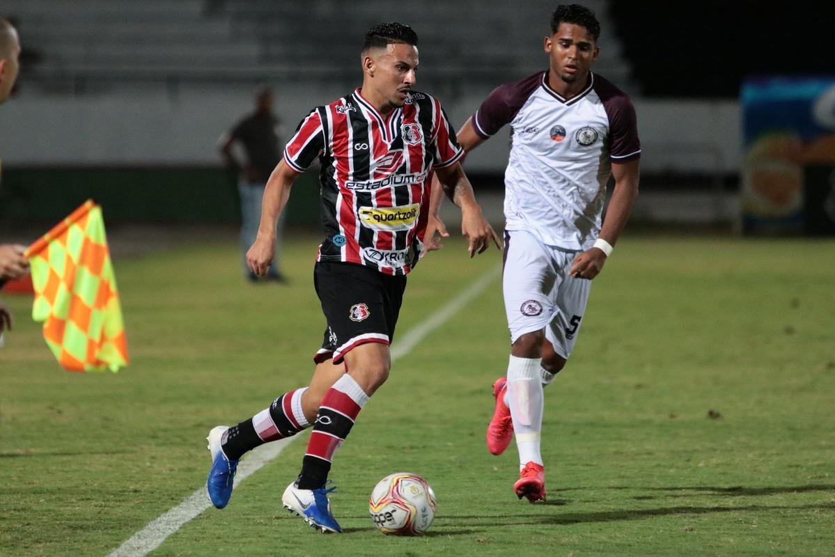 No Arruda, Jacuipense saiu na frente, com Railan. Mayco Félix, com dois gols, virou para o Santa. Os dois gols de Dinei, viraram novamente o placar, mas, nos minutos finais, Toty empatou para o Tricolor.