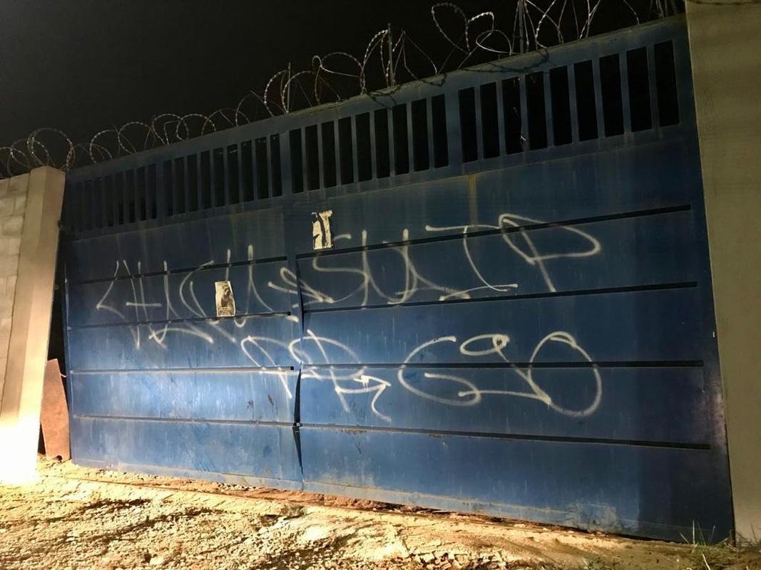 Torcedores picharam muros e arrombaram o porto da Toca II