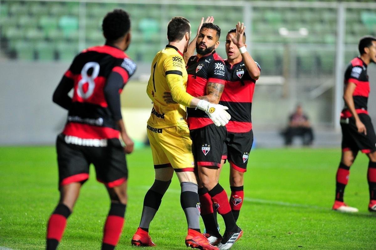 Fotos de mais uma derrota do Amrica na Srie B; Coelho foi superado no Independncia pelo Atltico-GO, por 1 a 0. Gol do rubro-negro goiano foi de Jorginho