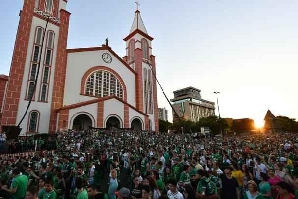 Comoo em Chapec pelo desastre areo com a delegao da Chapecoense na Colmbia