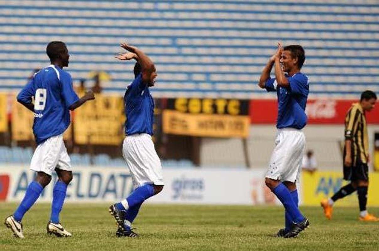 Em 2009, Cruzeiro derrotou Atltico por 4 a 2 no Estdio Centenrio, em Montevidu, pelo Torneio Internacional de Vero. Na histria, esse foi o nico clssico mineiro realizado fora do Brasil