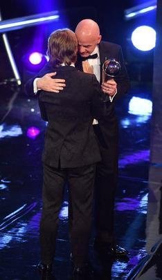 Luka Modric discursa aps ser eleito, pela primeira vez, o melhor jogador do mundo. Crosta, de 33 anos, quebra dinastia de Cristiano Ronaldo e Lionel Messi na premiao The Best, da Fifa