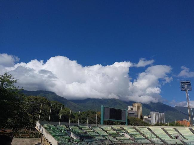 O estádio tem vista privilegiada para o Parque Nacional Waraira Repano, que protege parte da Cordilheira da Costa Central, em Caracas.