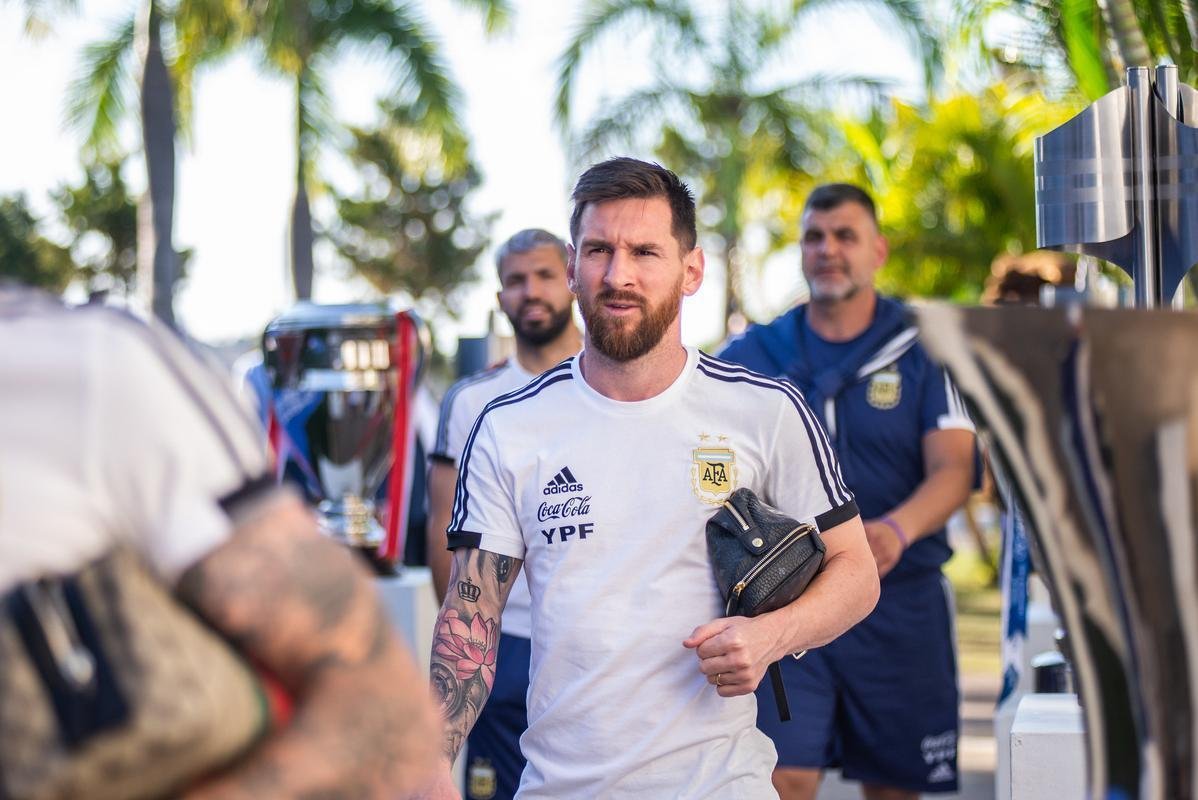 Cruzeiro preparou corredor com trofus de ttulos do clube para receber Seleo Argentina na Toca