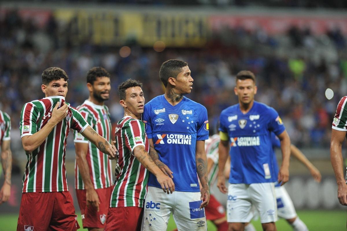 Cruzeiro derrotou Fluminense por 2 a 1, com gols de Raniel e Ayrton Lucas (contra); Henrique, tambm contra, descontou para os cariocas