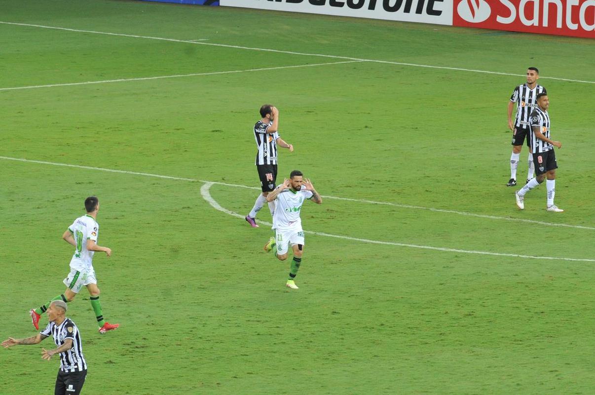 Felipe Azevedo abriu o placar no clssico com um golao em chute de fora da rea, no ngulo esquerdo de Everson: 1 a 0 Amrica