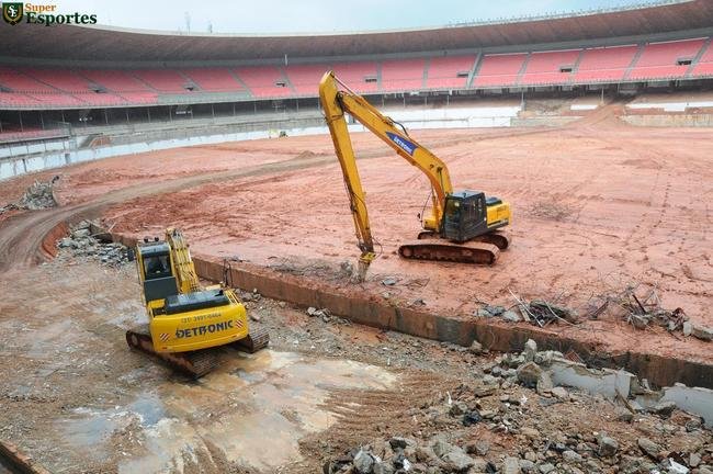 10/11/2010 - Demolio da geral e rebaixamento do gramado em andamento