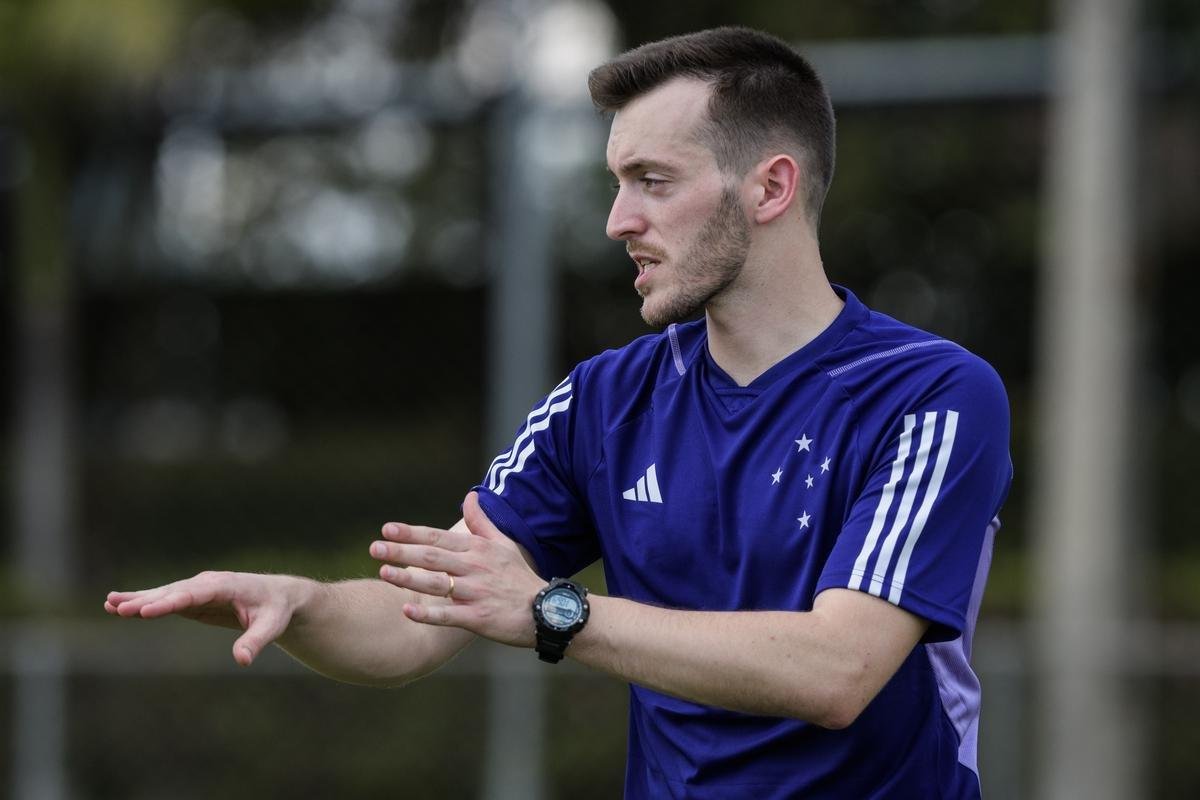 Fotos do primeiro treino do tcnico portugus Pepa no Cruzeiro