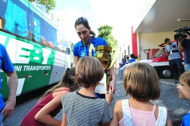 Jogadoras do Minas desfilam em carro do Corpo de Bombeiros pelas ruas de Belo Horizonte e festejam com a torcida a conquista do tricampeonato da Superliga Feminina de Vôlei. Time derrotou Praia Clube por 2 a 0 na série melhor de três da final