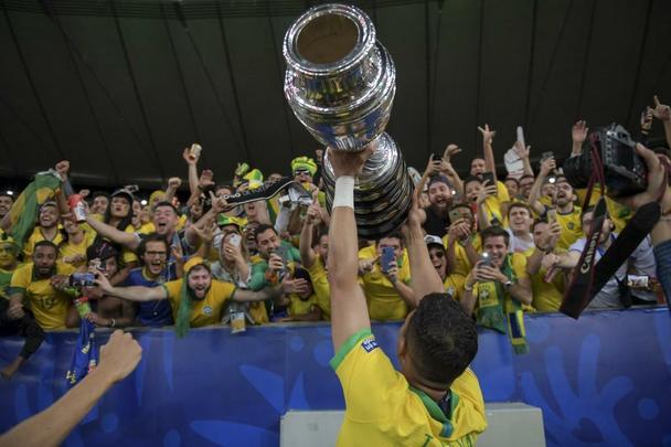 Seleção Brasileira derrota Peru por 3 a 1, conquista Copa América e ergue a taça no Maracanã; veja as fotos da festa do Brasil