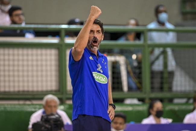 Cruzeiro se garantiu na decis�o do Sul-Americano de V�lei ao bater os argentinos do Policial Voley por 3 sets a 0, neste s�bado (5), no Gin�sio do Riacho, em Contagem. As parciais foram de 25/20, 29/27 e 25/16