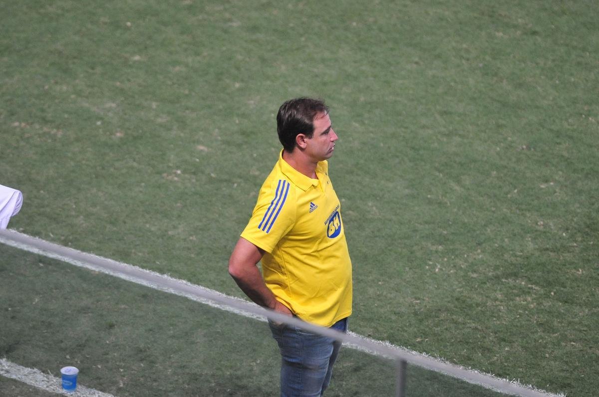 Fotos de Coimbra x Cruzeiro, no Independncia, pela 8 rodada do Mineiro. William Pottker e Felipe Augusto fizeram os gols da vitria celeste por 2 a 0.