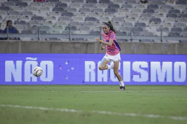 Em preliminar de Cruzeiro x Ituano pela Srie B, o time feminino da Raposa, conhecido como Cabulosas, goleou o Araguari por 8 a 0 pela terceira rodada do Campeonato Mineiro Feminino. Equipe cruzeirense estreou o uniforme rosa, confeccionado pela Adidas em homenagem  campanha Outubro Rosa, de conscientizao contra o cncer de mama